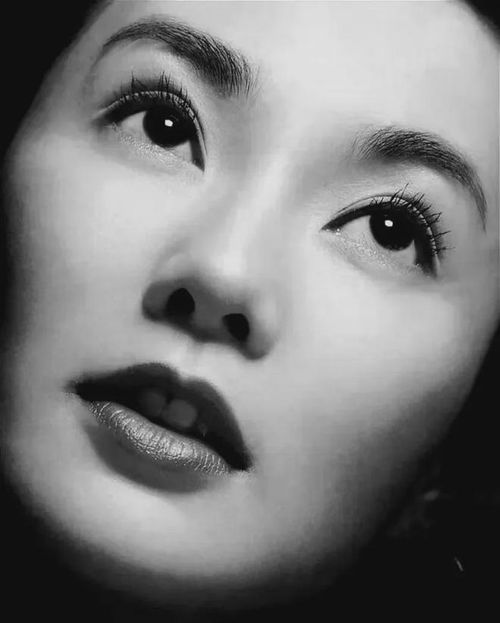 60岁张曼玉罕见亮相,无儿无女的她,竟然活成了老年奥黛丽赫本