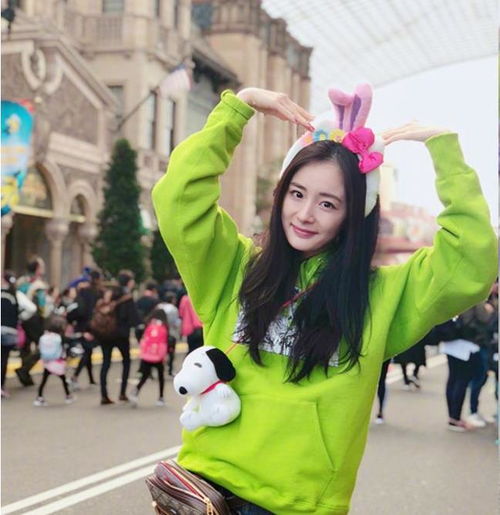 荧光绿可能会是下一个流行色,看带货女王杨幂的穿搭就知道了