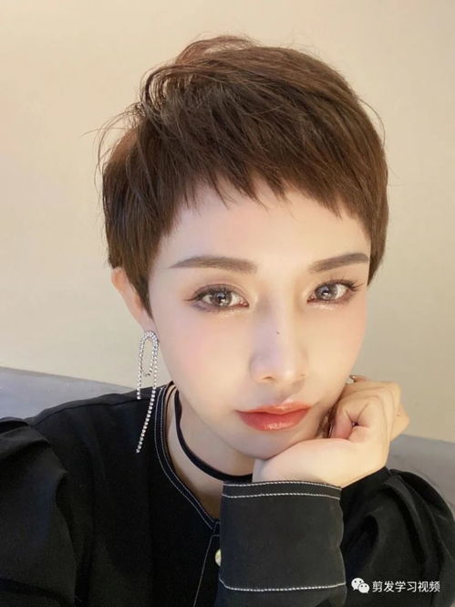 二次元超短发女孩