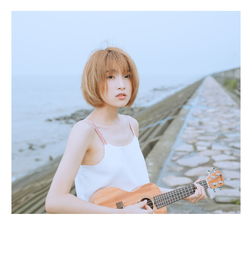 边走边唱的短发吊带牛仔裤美女17