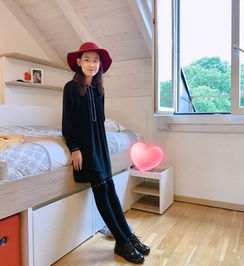 赵文卓接女儿瑞士求学回家,娇妻打扮很阔太,一家人机场相拥