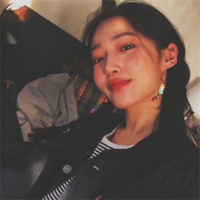 复古系女生头像,全部是暗色调的风格的