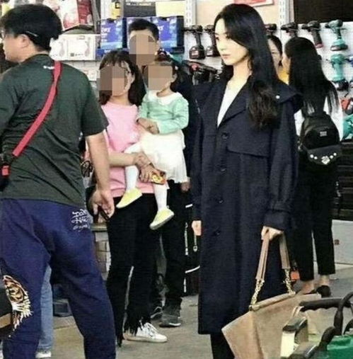 劳模赵丽颖2个剧组来回跑,路人镜头下,才知什么叫切换自如