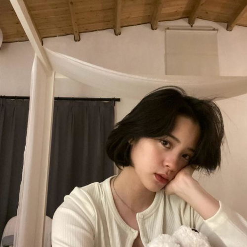 欧阳娜娜短发九宫格自拍嘟嘴比耶眼神迷离撩人