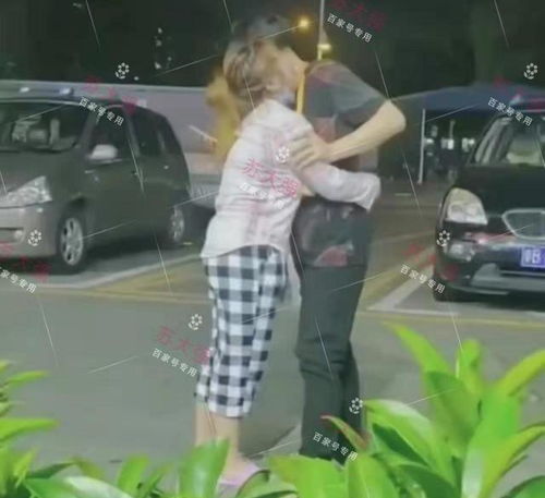广东年轻女子当街下跪,哭求男友原谅我不再找他了,别离开我