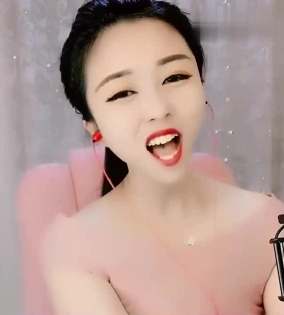 90后美女小姐姐长相甜美,不料歌声超霸气,堪称唱歌女汉子