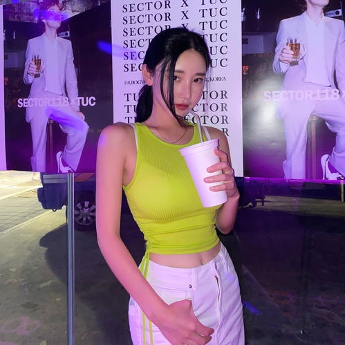 韩国清纯美女福利图欣赏吊带背心下的好身材