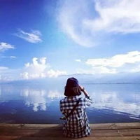 海边女头像海边黑色衣服被风吹乱头发的女生头像