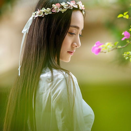 秀发美女闻花香