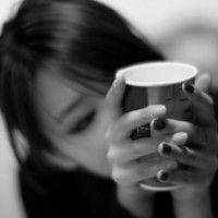 拿酒杯伤感的女生头像