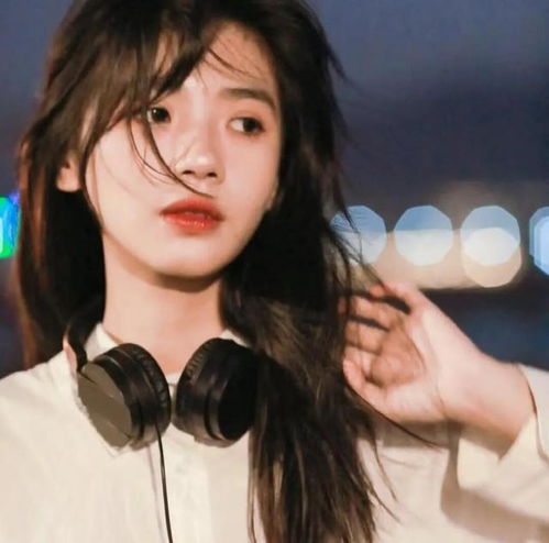 精品真人鲜亮活泼女头