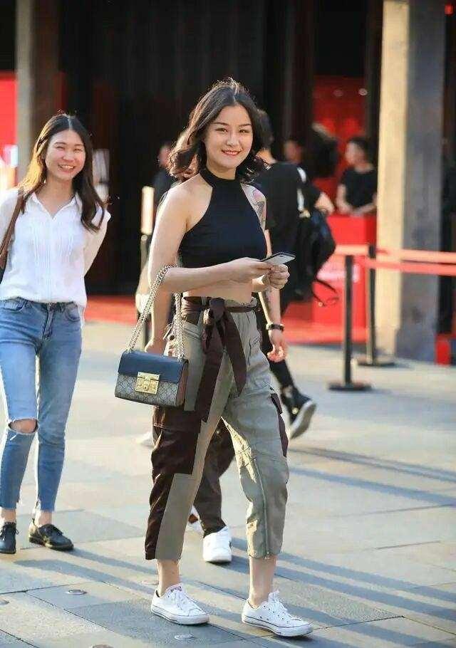 百搭的瑜伽裤,神秘韵味十足,你就是这条街最靓的崽