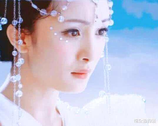 古装美人一袭白衣,本以为杨幂赵丽颖够惊艳了,看到阿娇惊为天人
