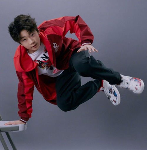 有种失控长大叫张亮儿子,13岁腿长完胜男模,大片都要坐着拍
