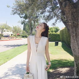组图网红美女夏夏深v秀身材高挑白皙气质过人