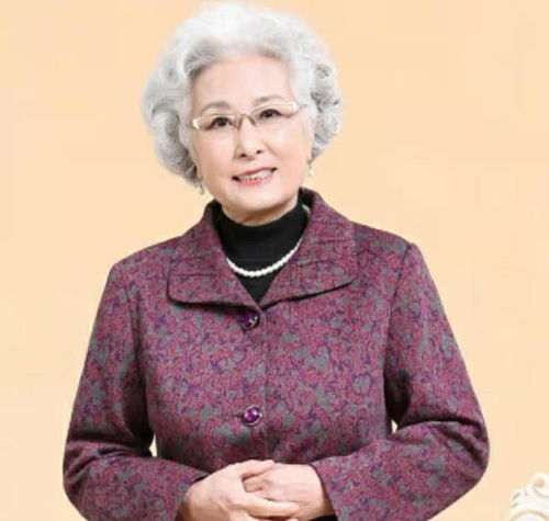 夕阳西下,转眼就成了单身的老年女人,再婚还是独居