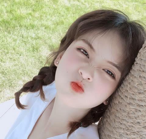 比烟花还绚丽的女生头像写词的人假正经,听歌的人最无情