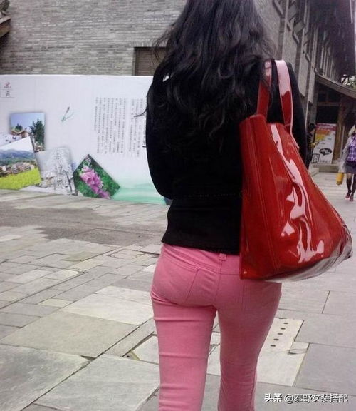 穿粉红牛仔裤的美女,气质吸引了我,却只能看到背影