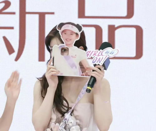 美女演员赵露思今日上海线下活动生图释出啦甜美少女耶