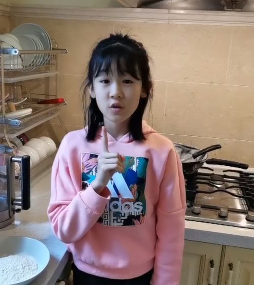 陆毅再晒俩女儿做美食视频,妹妹软萌可爱,12岁贝儿长成大姑娘