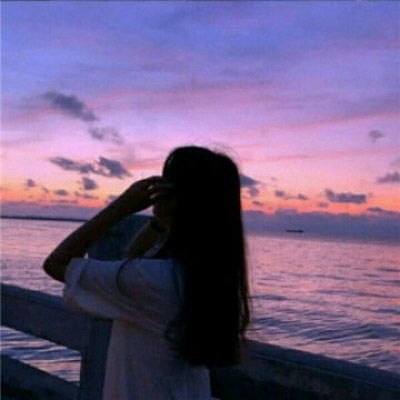 唯美女头背影或侧影长发美女一个人伤感沉思