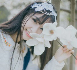 谁知道这个女的是谁,还有他的其他图片么,或者告诉我怎么找到关于他的图片,
