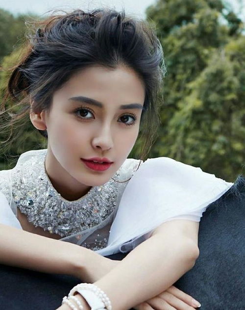 杨颖身穿世界名画,你认为美吗