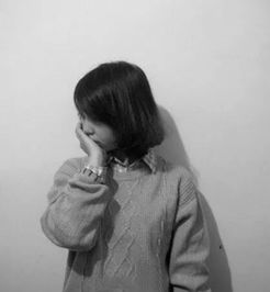 女头侧脸黑白短发