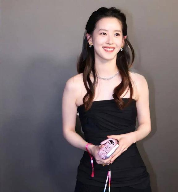 31岁章泽天和马斯克出席活动,自曝患有帕金森,已有病发趋势