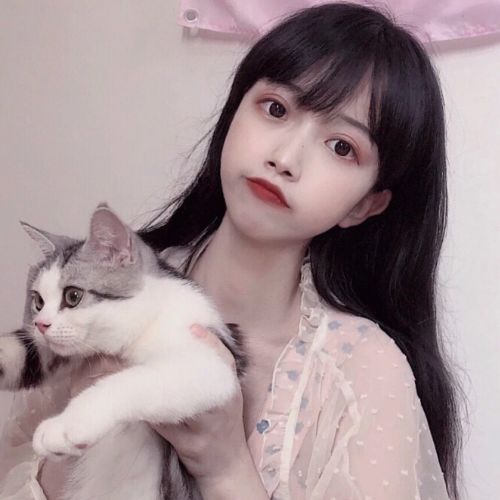 网易云热评公交车上大姐吃韭菜饺子,味道有点大,我默默的