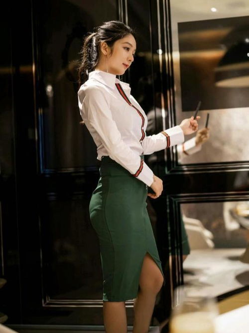 美女白衬衫,搭配绿色裙装个性十足,高跟鞋魅力无限