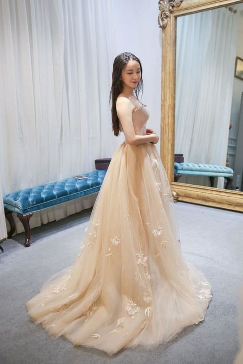 除了白色主婚纱,这个甜美小妞把更多颜色婚纱穿出了仙气
