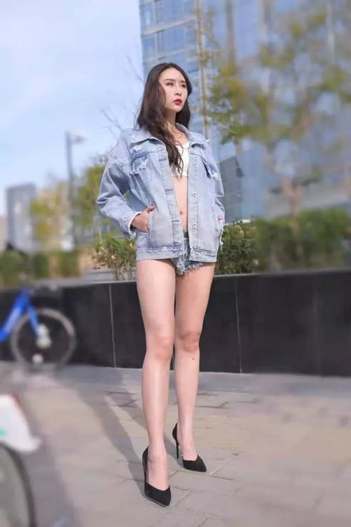 时髦又个性的日常穿搭,牛仔外套牛仔热裤,很有高冷的御姐范儿