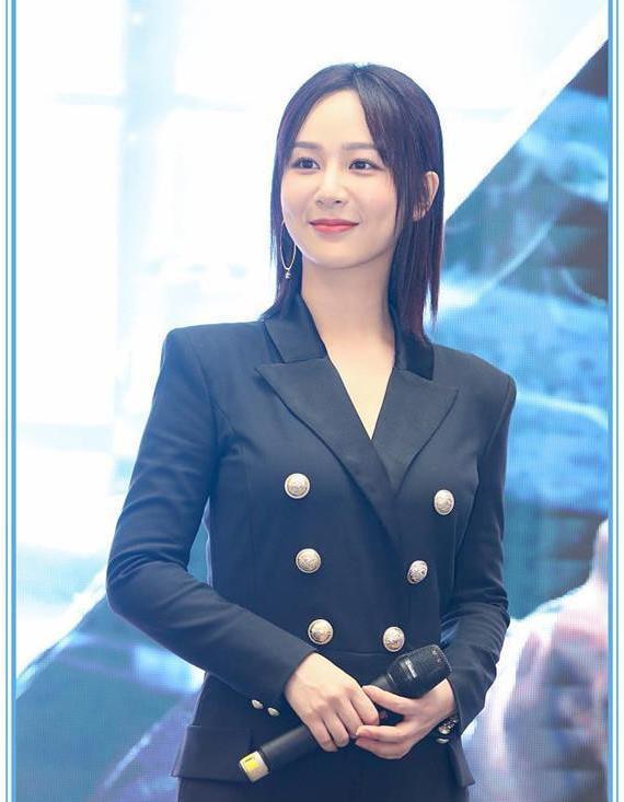 杨紫李现剧外穿着反差大佟年变霸气女总裁,韩商言成顽皮大男孩