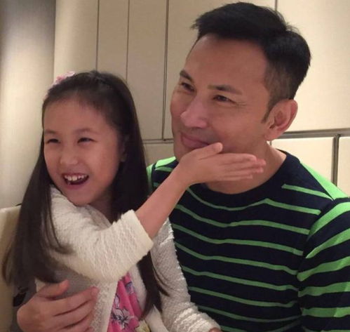 郭可盈女儿晒父女合影,被林文龙亲吻很温馨,12岁高颜值太像妈