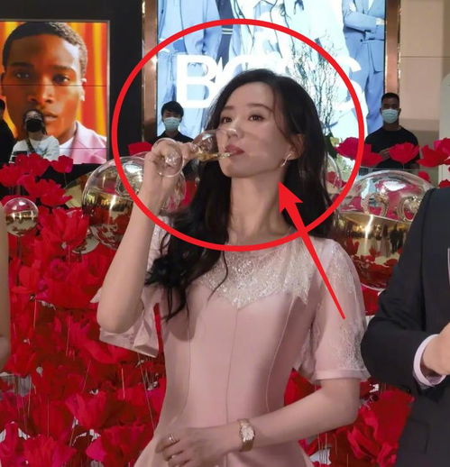 34岁刘诗诗当妈后亮相活动,路人镜头下好像少女,气质我却看愣了