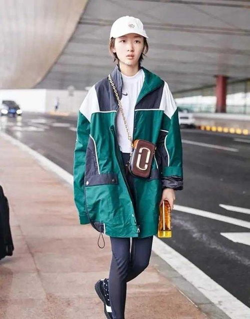 左小青户外运动太会穿,粉色外套配短裤少女感无敌,哪像43岁