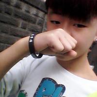 谁有13岁的男生照片啊,要帅一点的,另外还有女生13岁照片漂亮一点,最好是穿着校服的,跪求啊