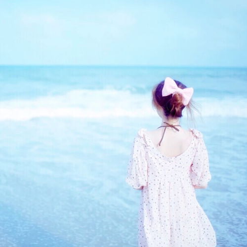 清新美女看海背影