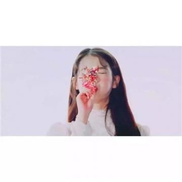 2020上下白边女生头像清新唯美心里有旧爱的男人碰不得