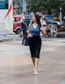 街拍图五小姐姐红色轻纱长裙仙气十足,闺蜜雪纺长裙也很甜美