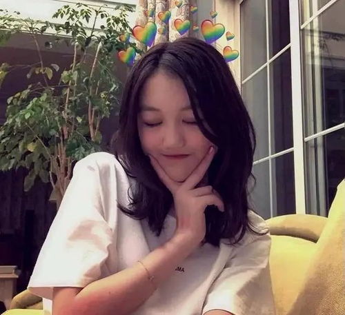 李亚鹏罕晒女儿婴儿照,术后李嫣安静躺爸爸怀,父女四目相对超暖心