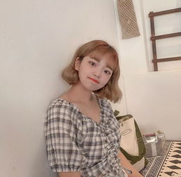 戴眼镜女生的短发