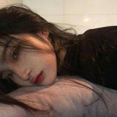 女生头像枕畔红冰薄