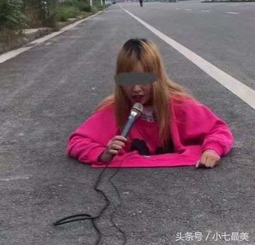 半身流浪歌手路边卖唱,看到最后路人愤怒把打赏的钱全部拿走