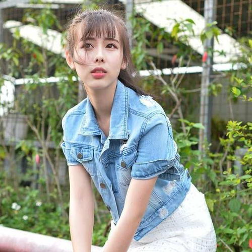 清纯少女甜美可爱,牛仔衣配白纱裙,干净清爽极了