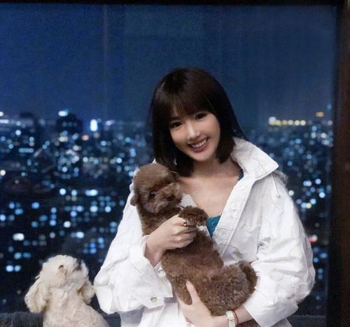 32岁毛晓彤穿公主裙在竹林拍照如同少女,巴掌脸小细腰超吸睛