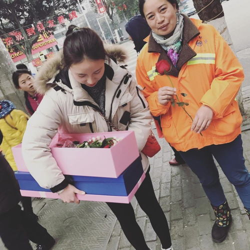 美女老师收匿名表白玫瑰转赠环卫工人