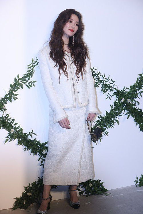 刘诗诗的爆炸头好个性,小香风穿搭挺温柔,看着好有女人味