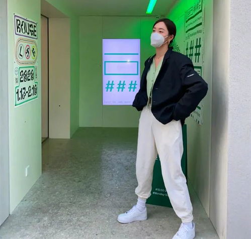春末就别再穿卫衣了,学李沁林允这样穿,有这一件就足够了